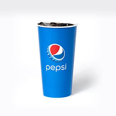 Grand verre bleu en carton avec logo de Pepsi, contenant du Pepsi et des glaçons, sur fond blanc