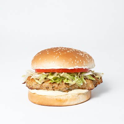 Hamburger dans un pain blanc avec poulet grillé, laitue, tomate, mayonnaise, sur fond blanc