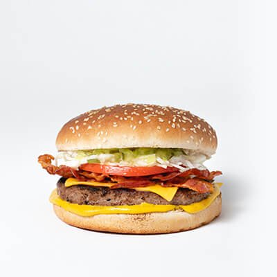 Hamburger dans un pain blanc avec boeuf et fromage, laitue, tomate, bacon, moutarde, mayonnaise, moutarde, relish, ketchup, sur fond blanc