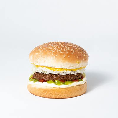 Hamburger dans un pain blanc avec boeuf, laitue, mayonnaise, moutarde, relish, ketchup, sur fond blanc