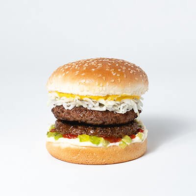 Hamburger dans un pain blanc avec deux boulettes de boeuf, laitue, mayonnaise, moutarde, relish, ketchup, sur fond blanc