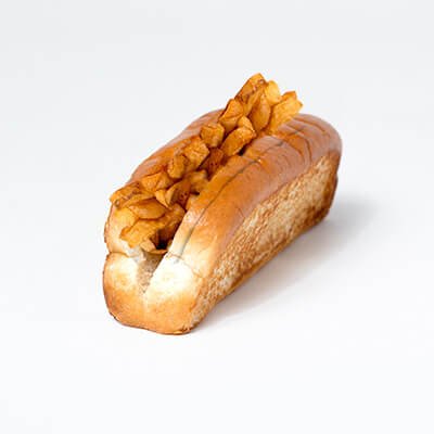 Hot-dog végétarien dans un pain blanc grillé avec fromage et frites à l'intérieur, sur fond blanc