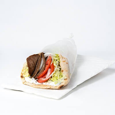 Sandwich sur pain pita, avec viande gyros, laitue, tomates et oignons, sur fond blanc