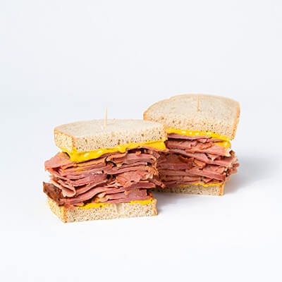 Sandwich sur pain de seigle, à la viande fumée et moutarde, sur fond blanc