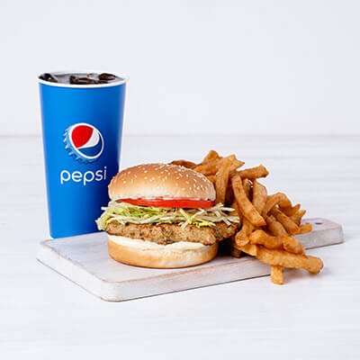 Trio hamburger au poulet, frites et boisson Pepsi sur fond blanc