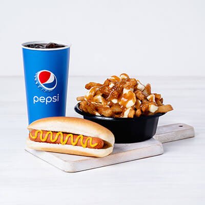 Trio hot-dogs vapeur avec moutarde, poutine et boisson Pepsi sur une planche sur fond blanc