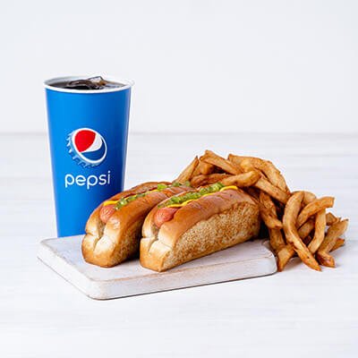 Trio hot-dogs grillés avec moutarde, relish, frites et boisson Pepsi sur une planche sur fond blanc