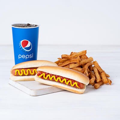 Trio hot-dogs vapeur avec moutarde, frites et boisson Pepsi sur une planche sur fond blanc