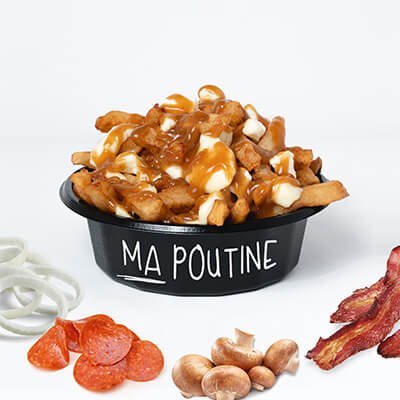 Poutine classique, frites, fromage et sauce brune, avec choix de champignons, bacon, oignons ou pepperonis, servie dans une bol noir, sur fond blanc